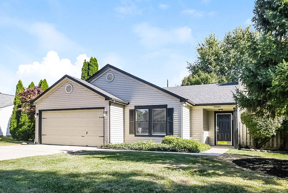 3 bed, 2.0 bath, 1326 sqft, $2,385 — Photo 3