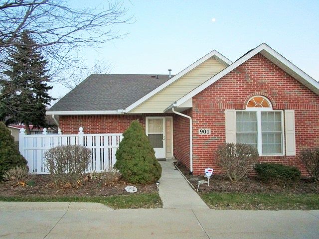 1st image of 901 Briarcrest Ln