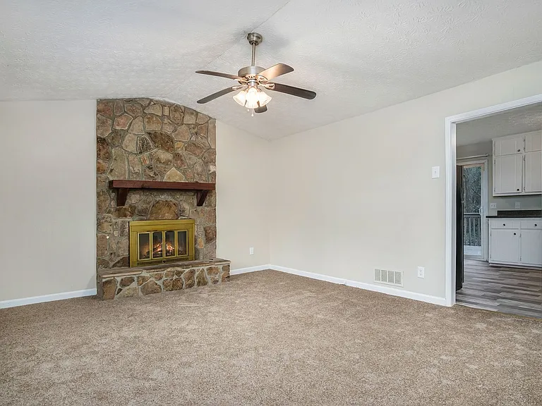 1874 Vauxhall Dr — Photo 2