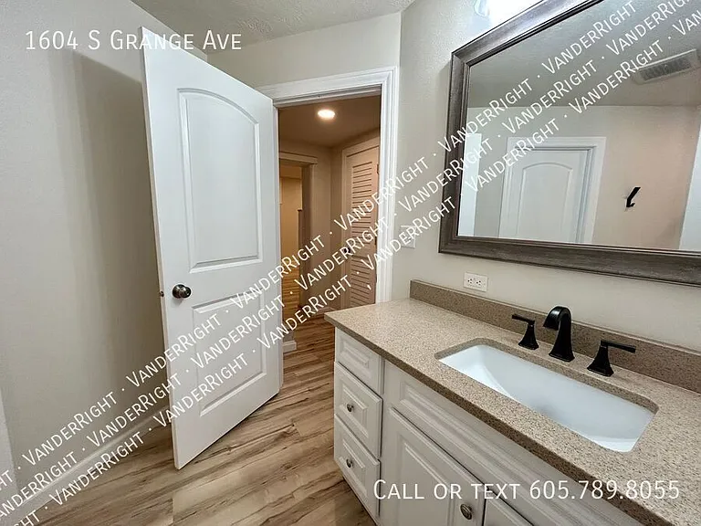1604 S Grange Ave — Photo 3