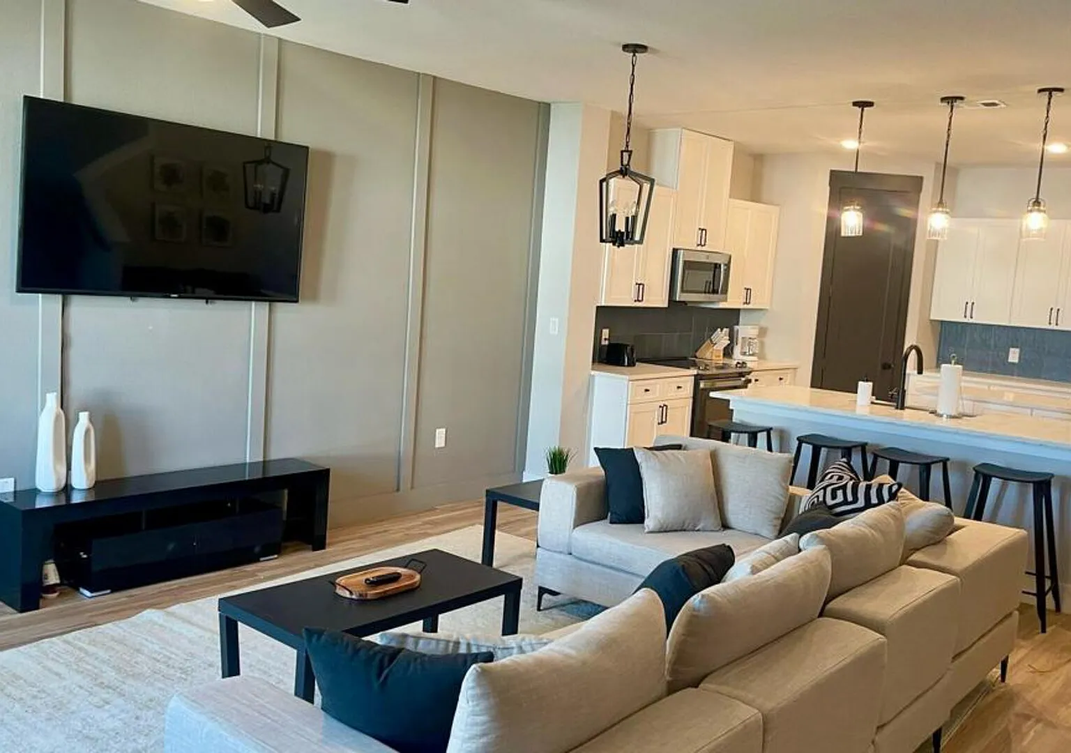 Loop, Luxury Large 3BR, 3.5 Bath, Sleeps 9, Wifi — Photo 1