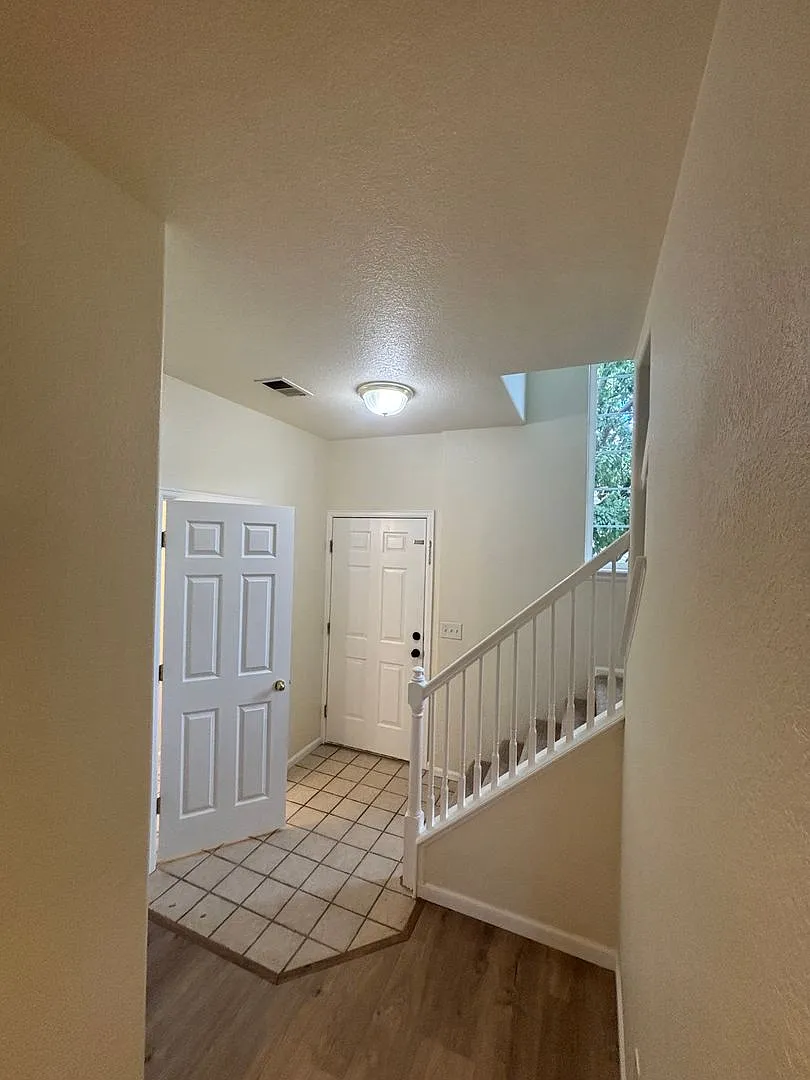 Charming 2 Bed/1.5 Bath Available Now — Photo 2