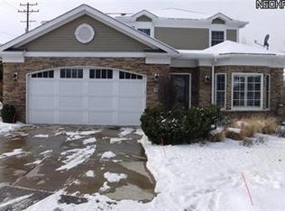 10 Somerset Dr, Rocky River, OH