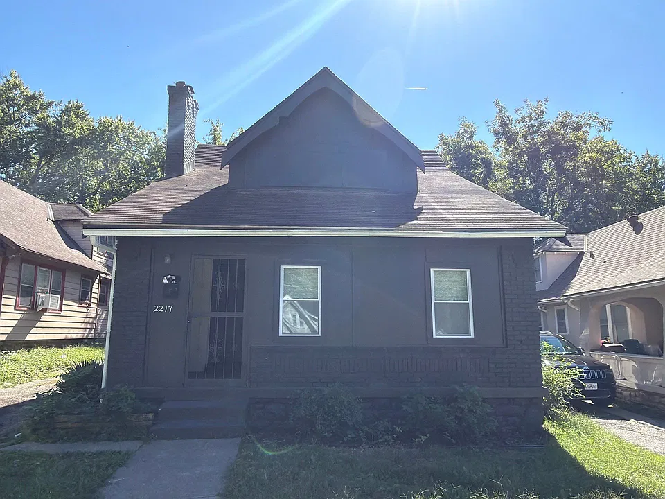 2217 E 67th Ter