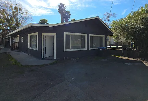 3-Unit Living Near the Lake Photo 1