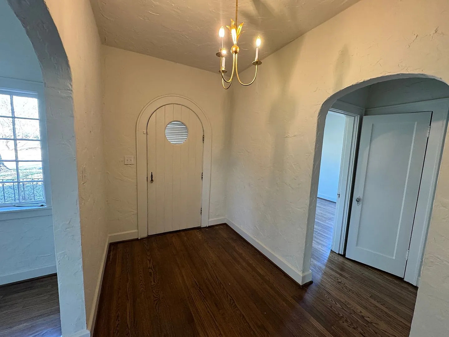 For Rent: 4BR / 2BA Home in Historic Club View Bonus Sunroom & Screened Porch! — Photo 2