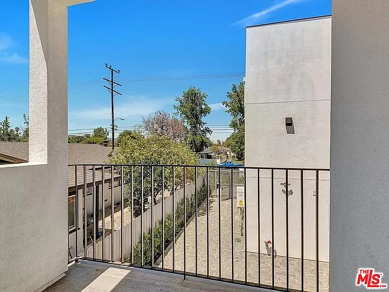 5752 Kester Ave — Photo 16