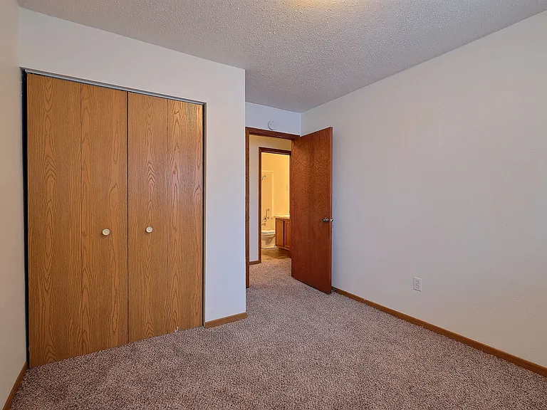 Fargo, ND Dakota Manor Apartments | Bedroom