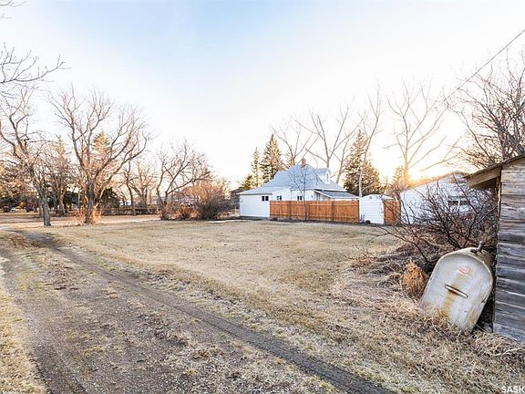 4th image of 203 Saskatchewan AVENUE