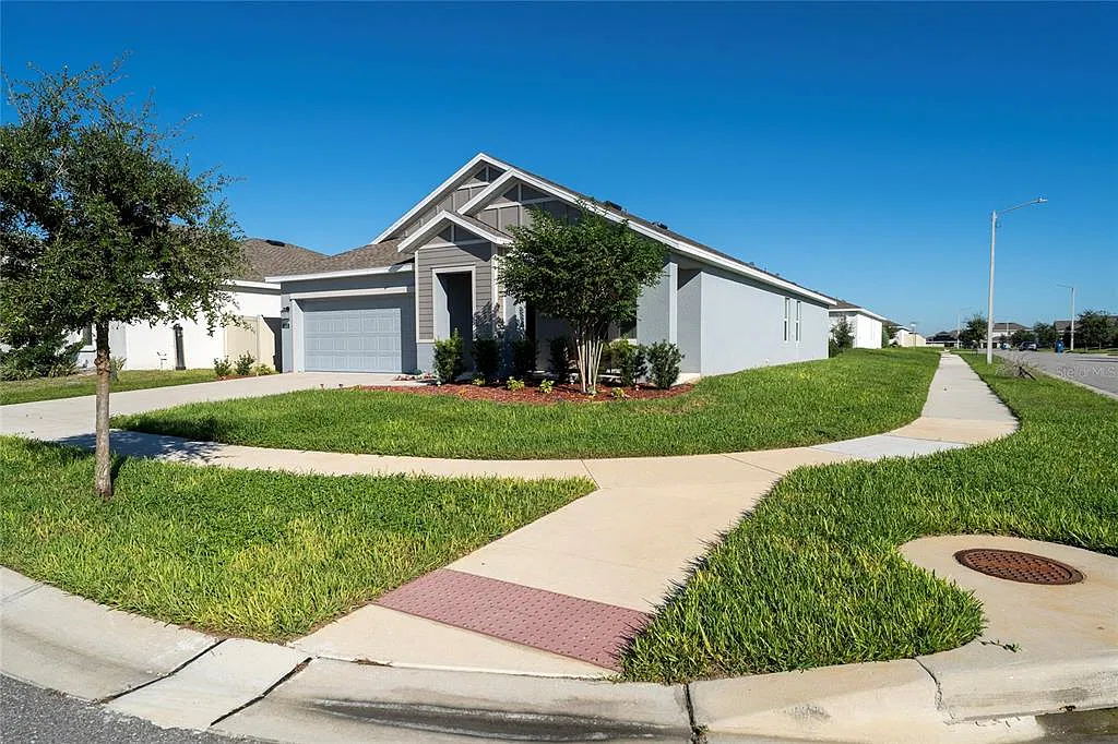 3 bed, 2.0 bath, 1749 sqft, $1,950 — Photo 2