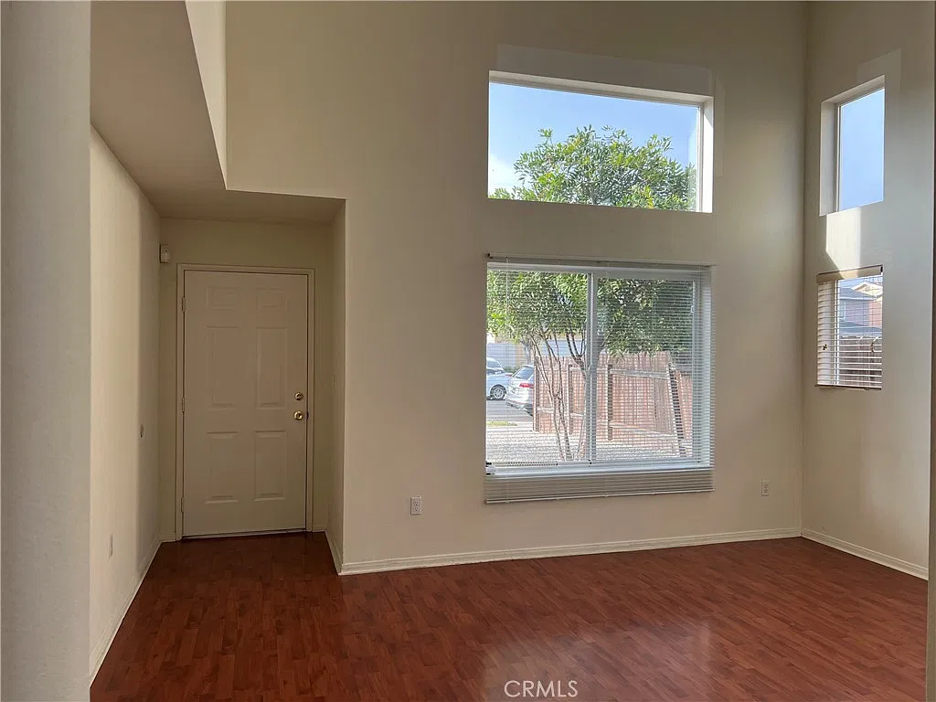 3 bed, 2.5 bath, 1765 sqft, $4,300 — Photo 3