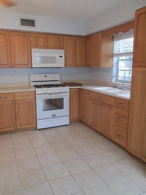 3 bed, 1300 sqft, $2,295 — Photo 3