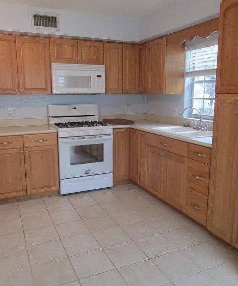 3003 W North B St — Photo 3
