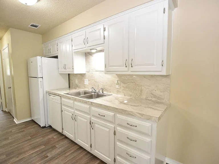 124 Carpenter Ct — Photo 14