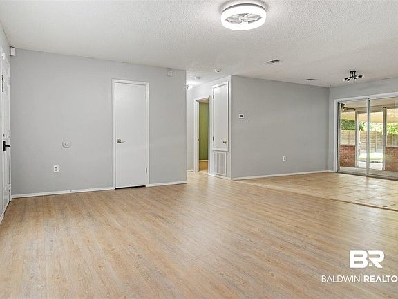 3rd image of 522 W Ariel Ave