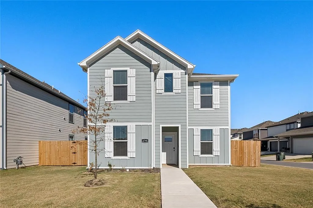3 bed, 2.5 bath, 1688 sqft, $1,900 — Photo 1