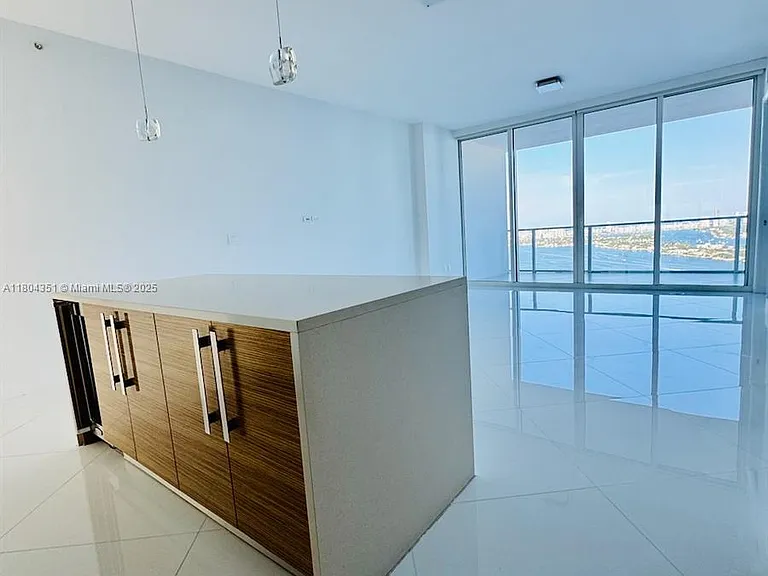 2020 N Bayshore Dr #3706 — Photo 7