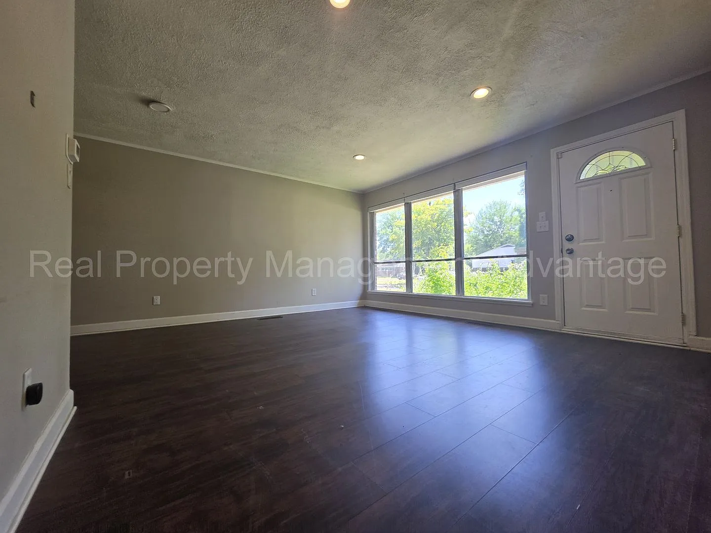 Updates Everywhere! 2/3 Bedrooms in Oak Park — Photo 3