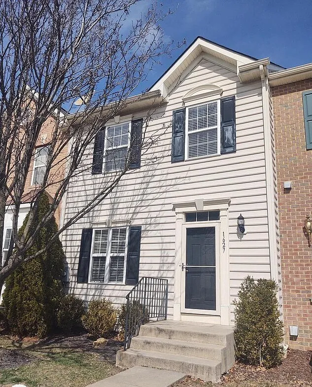 3 bed, 2304 sqft, $2,900 — Photo 1