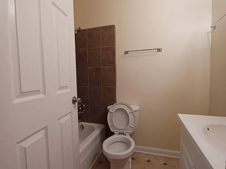 1116 Irving Ave — Photo 6