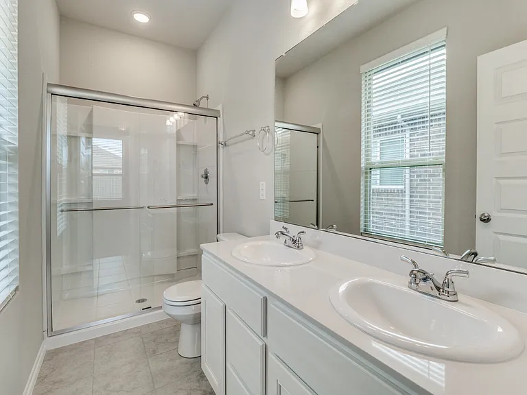 920 Ravenwood Ln — Photo 5