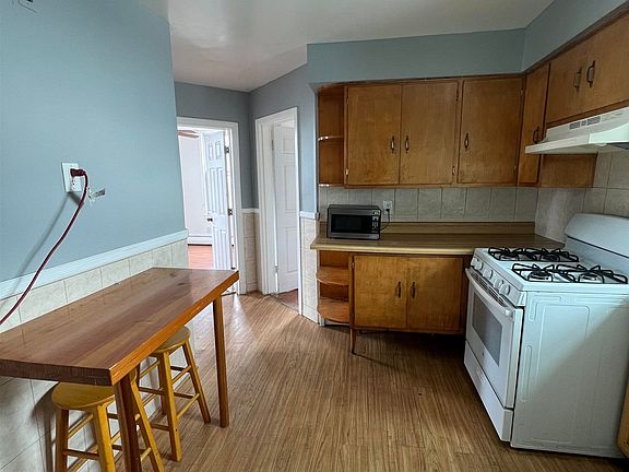 5th image of 321 Sip Ave APT 3L