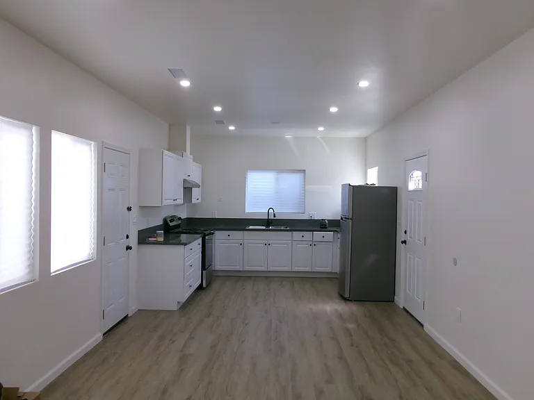 1433 W 53rd St — Photo 3