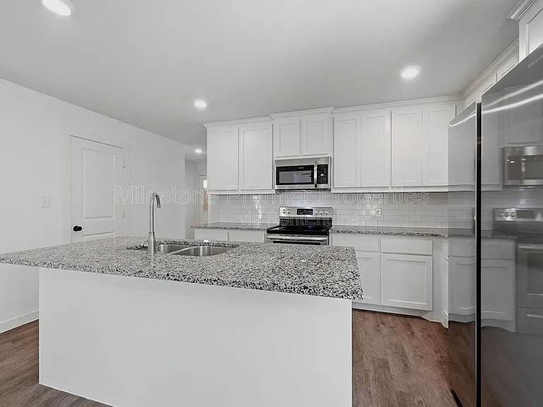 227 W Bond St — Photo 11