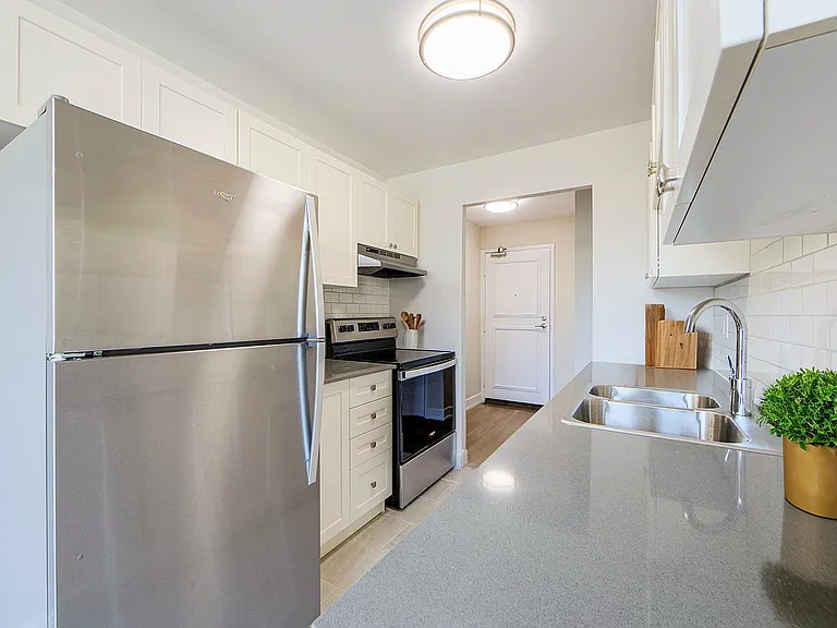 950 Warwick Ct — Photo 1