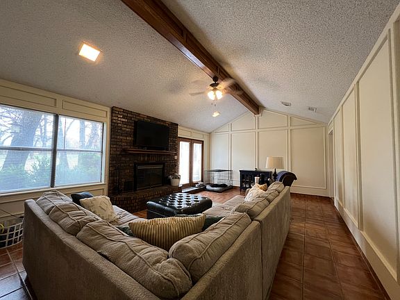 3rd image of 102 Sandra Palmer St