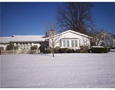 4875 Lakeview Dr photo 1