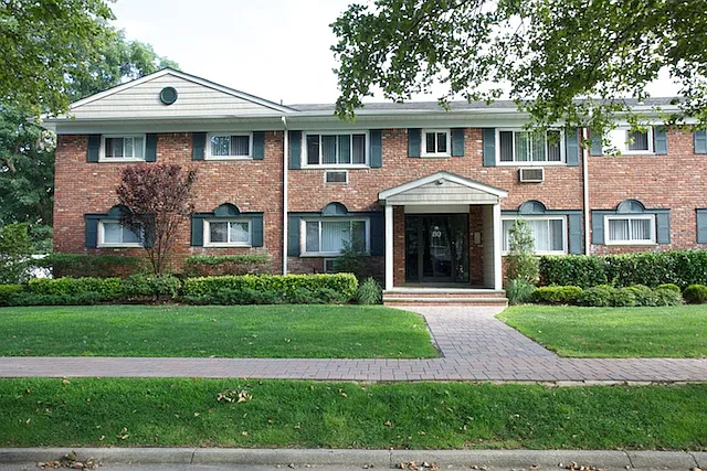 Fairfield Manor — Photo 9