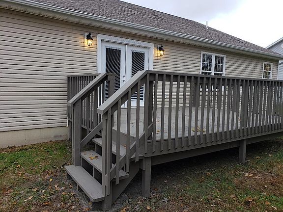 Spacious rear deck for BBQs and Get-Togethers ....... what a home for entertaining !!