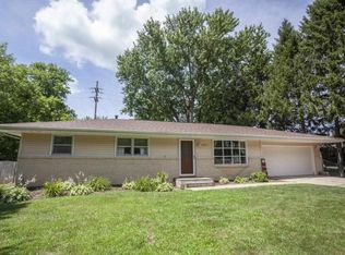 1220 Crystal Dr, Machesney Park, IL 61115