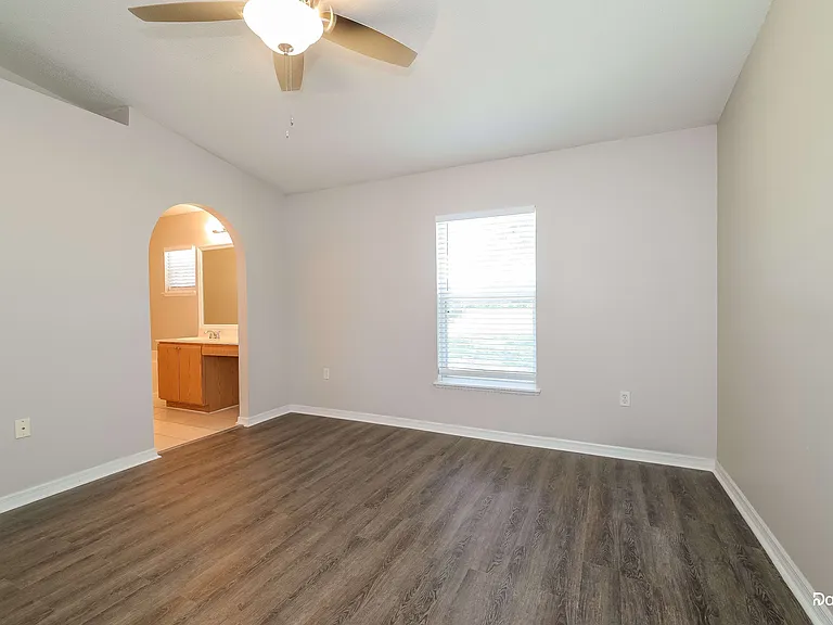 416 Elgin Blvd — Photo 10