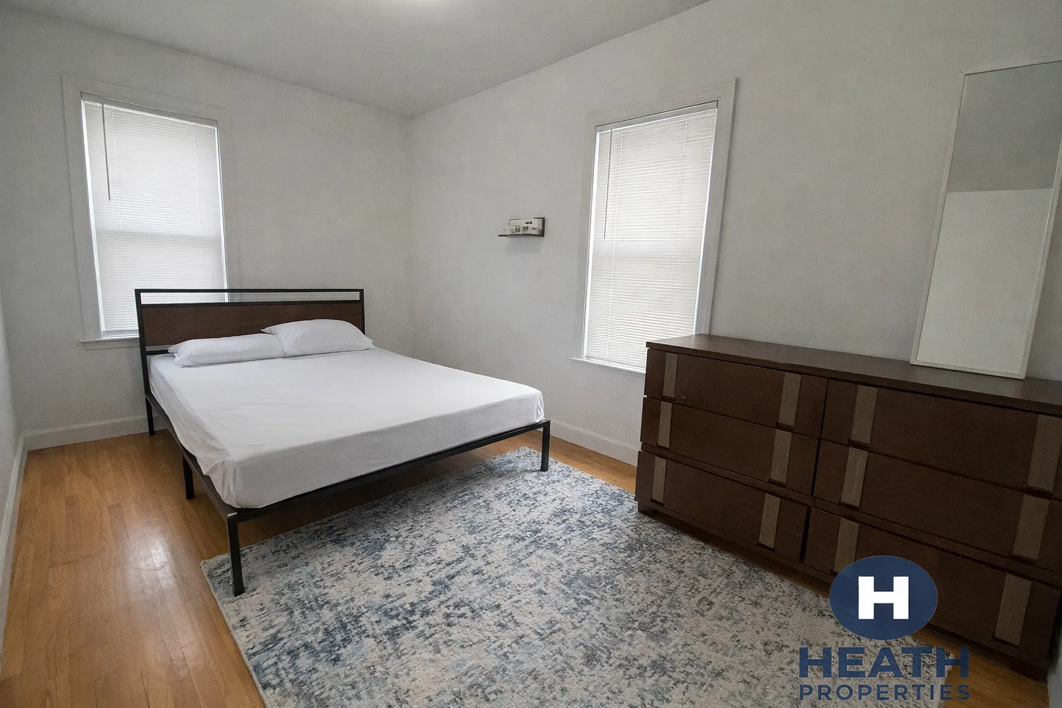 3 bed, 1100 sqft, $3,825 — Photo 4