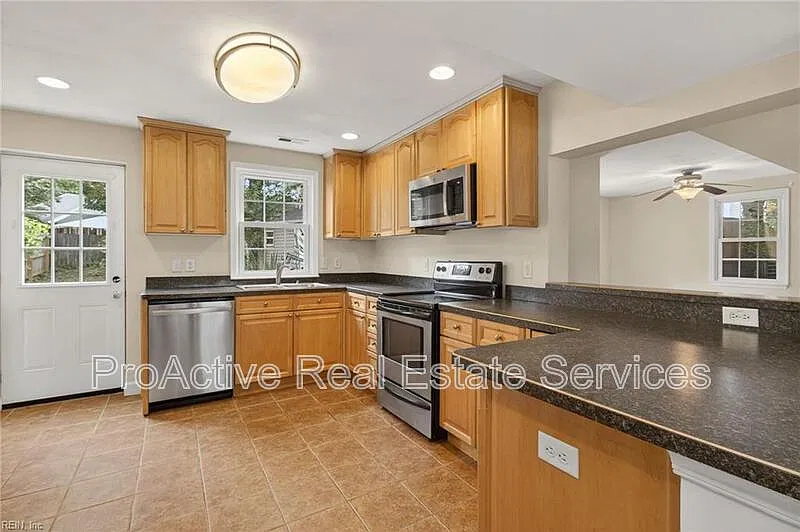 3 bed, 3.5 bath, 2572 sqft, $3,200 — Photo 3