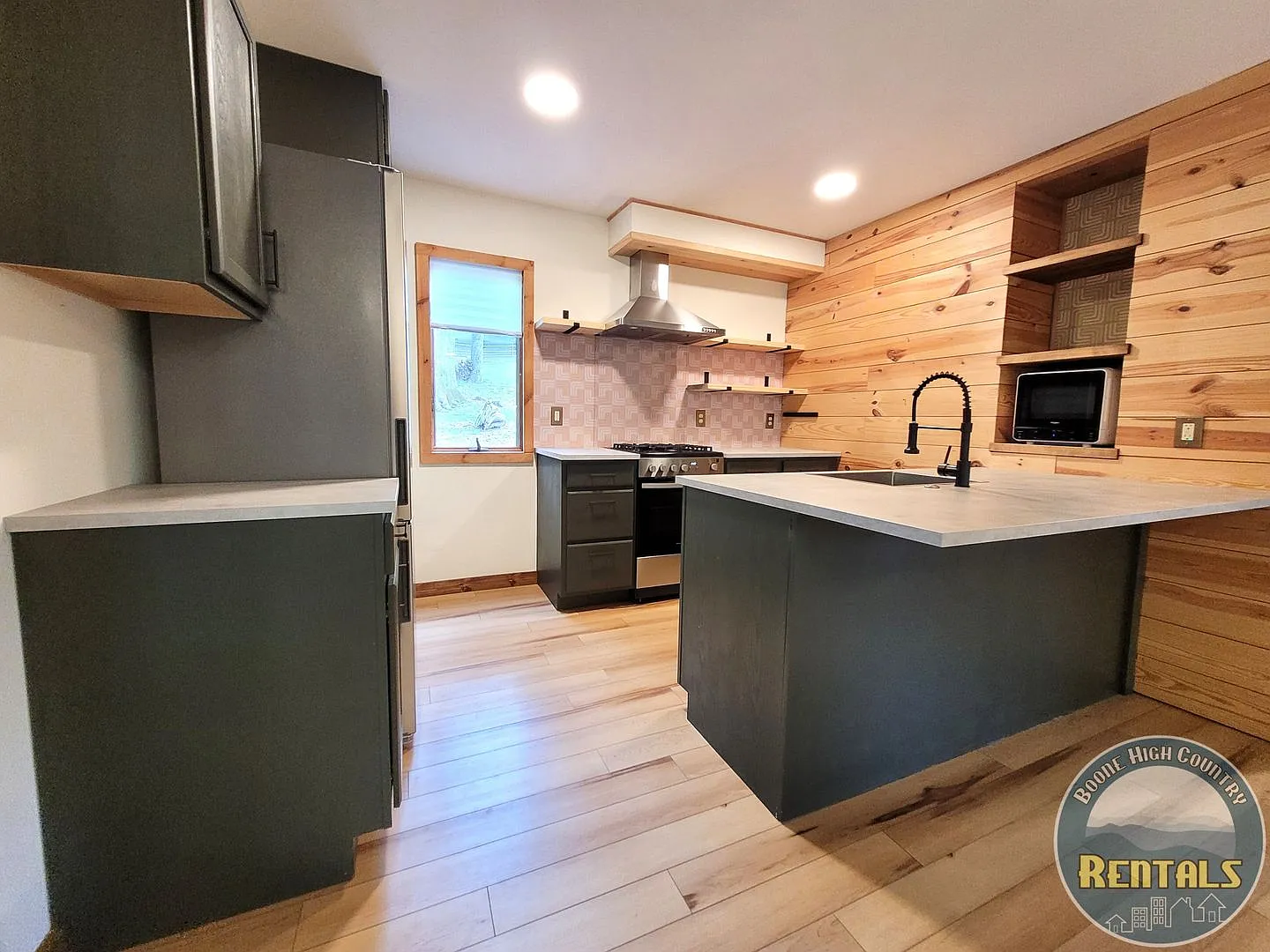 Beautiful 1 Bedroom Home with a Loft — Photo 3