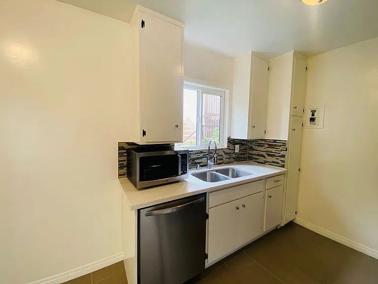 1319 Barry Apartments — Photo 3