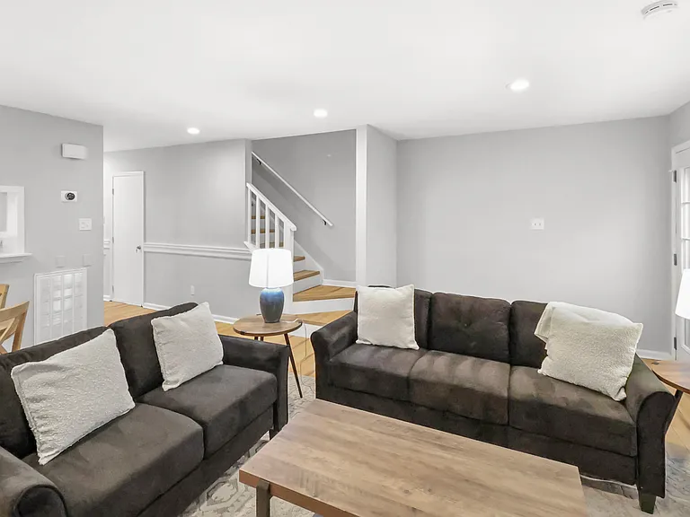 319 Wildberry Ln — Photo 9
