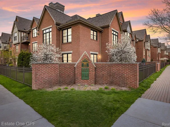 12 Pointe Park Pl, Grosse Pointe, MI 48230