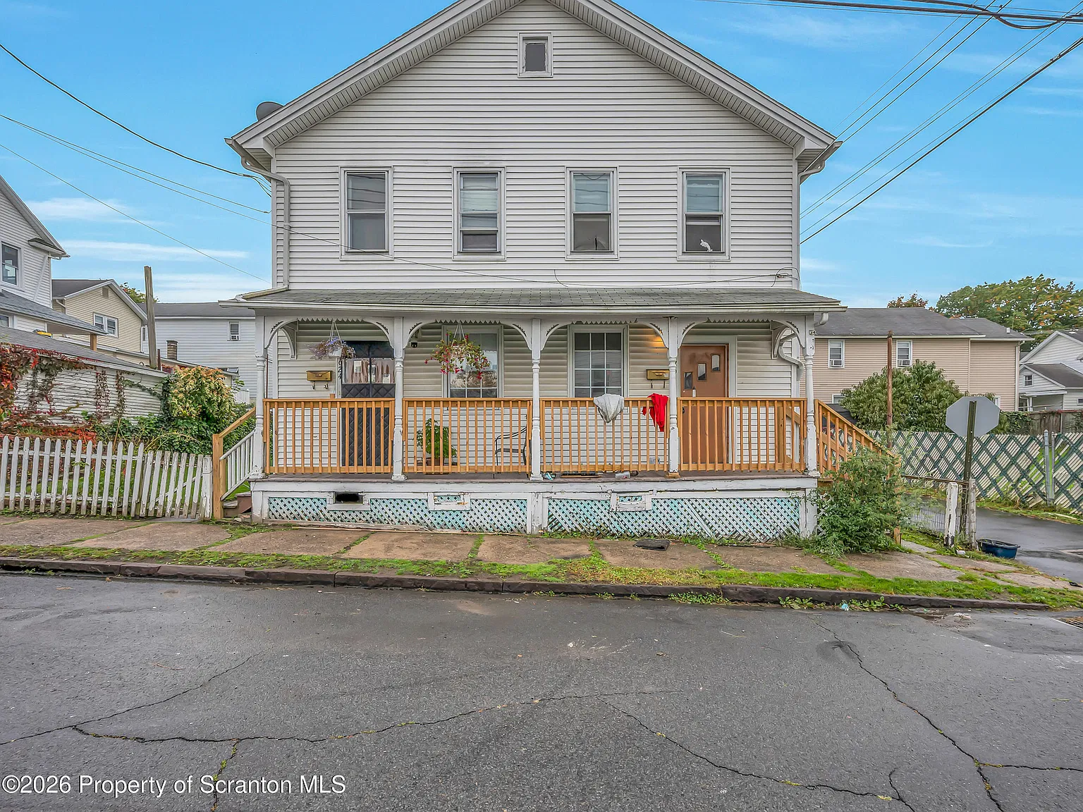 3 bed, 1.0 bath, 891 sqft, $1,300 — Photo 3