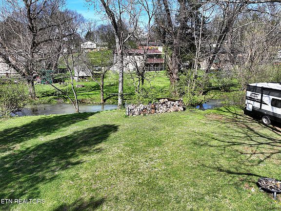 3rd image of 3831 Sullivan Rd