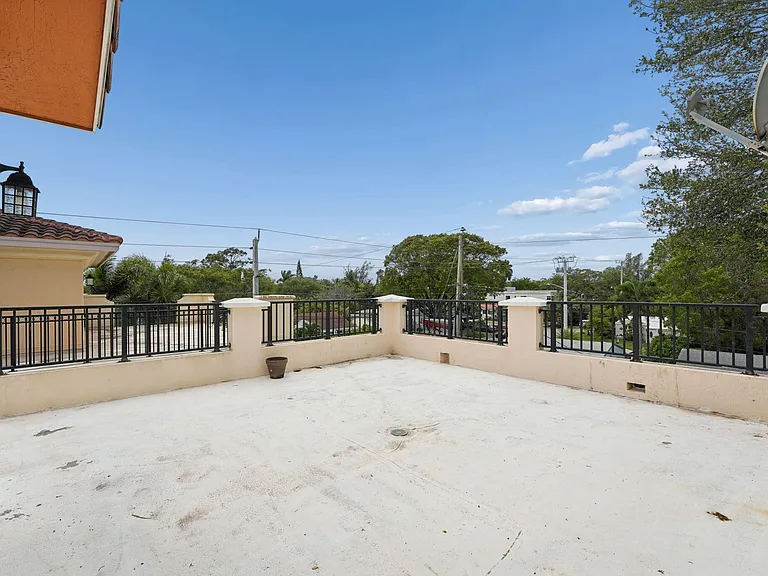 819 SW 7th Ave — Photo 36