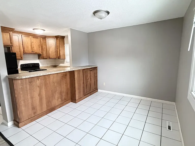 913 W 5th St #2 — Photo 4