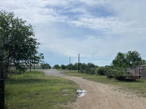 W McGregor Dr, Mc Gregor, TX 76657