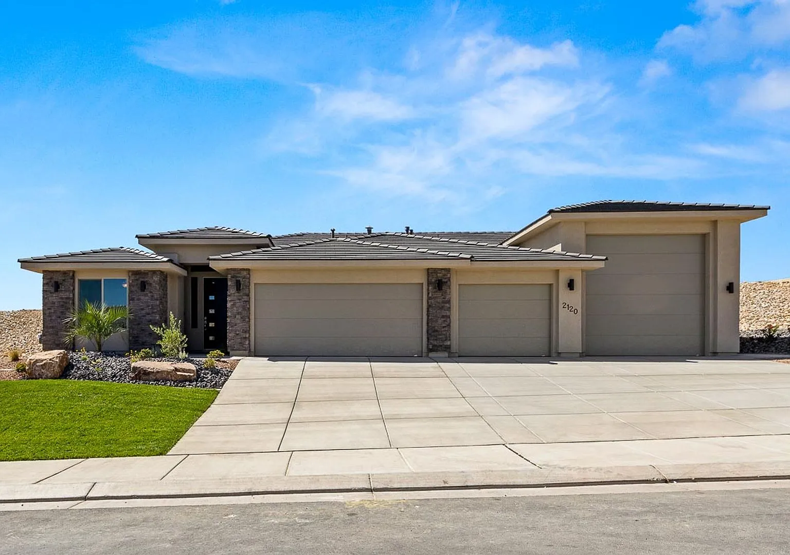 4 bed plus RV Garage — Photo 1