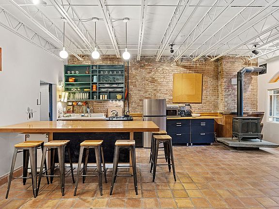 2nd image of 876 Pacific St #3