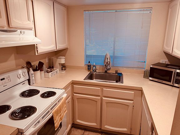 5th image of 10819 NE 37th Pl APT 101