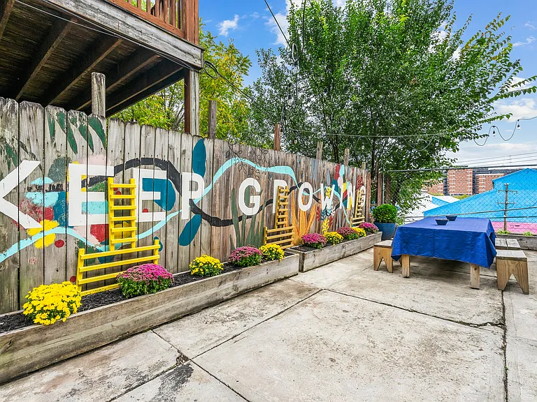 419 E Carson St — Photo 13